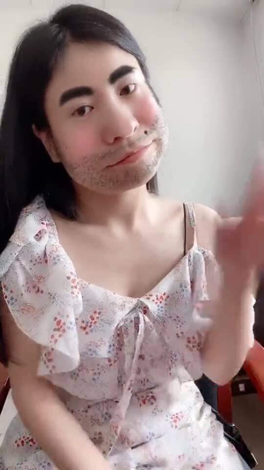 男生看见喜欢的女生露肩背