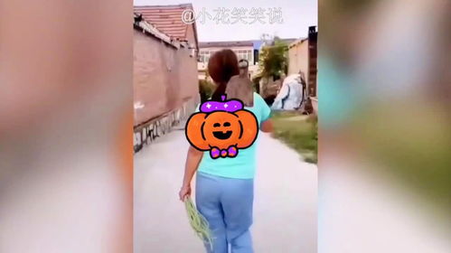女生放屁崩出屎来