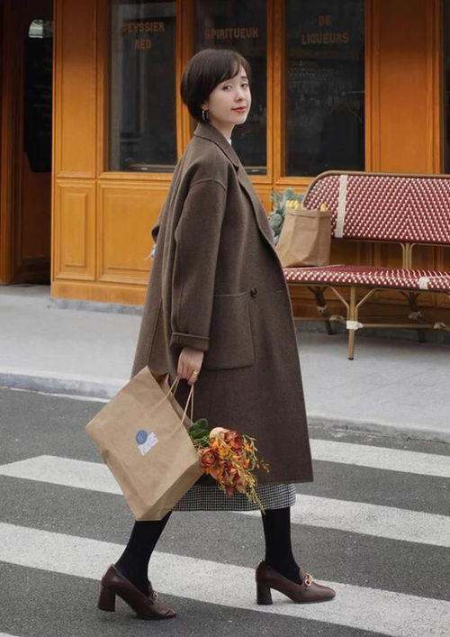 女人梦见自己穿红大衣 中年女人梦见穿红衣服