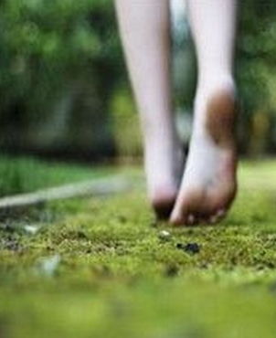 女人梦见自己赤脚在水里走路 梦见脱鞋光脚在水里走