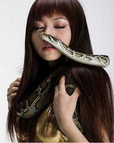 女人梦见自己被蛇附身 女人梦见又细又小的蛇缠身