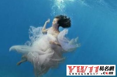女人梦见落水又自己上岸了 女人梦见自己掉水里什么意思
