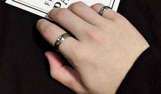女朋友突然左手食指戴戒指