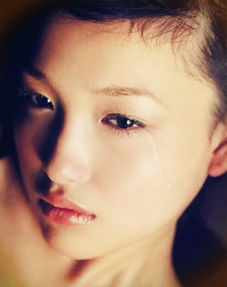 女生哭泣的照片 流眼泪
