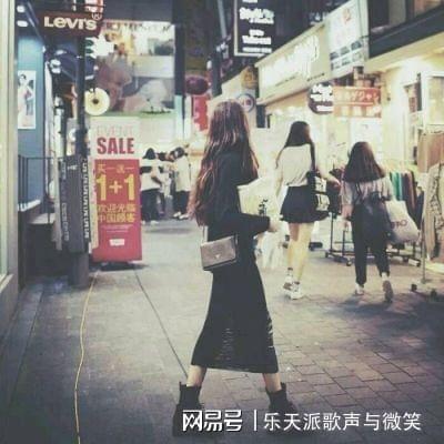 安静优雅女人背影图片