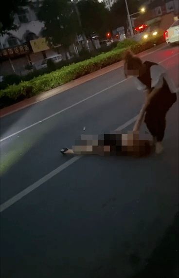 原配手撕小三衣服