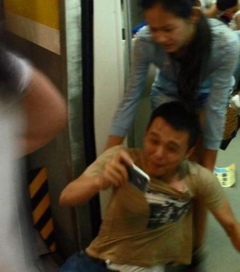 男人一直玩手机冷落老婆 男人宁愿玩手机都不陪孩子