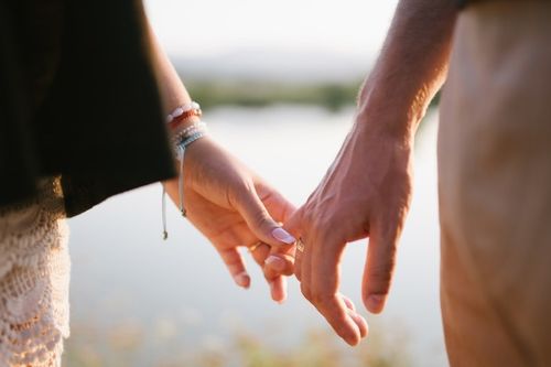 男人为何想牵女人的手 男人什么情况下会牵女人的手