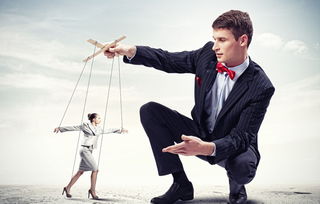 男人之间暗自较量的表现 男人争抢女人的表现