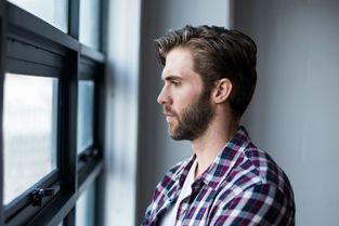 男人为了事业利用女人 能做男人背后军师的女人