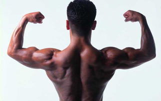 男人不经意触碰你的背部 男人目光灼热盯着你