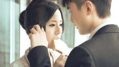 男人主动抱你说明什么 男生把你搂在他怀里代表什么