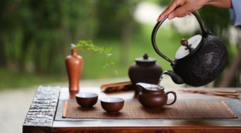 男人发了一杯茶给女人 男人发了一杯茶相片