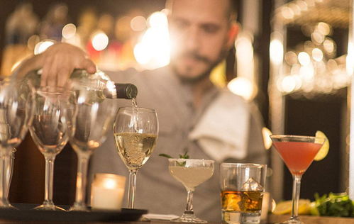 男人叫女人喝酒无非三个原因 男人劝女人喝酒什么心态