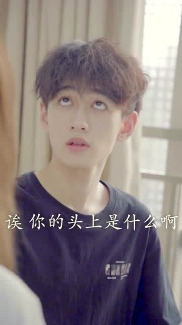 男人喜欢摸头发心理学 喜欢摸自己头发的男人是个什么的人