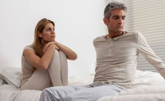 男人喜欢你又避嫌的表现 男人明明喜欢却保持距离