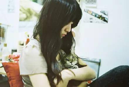 男人喜欢安静忧郁的女人 忧郁的女生给男生的感觉