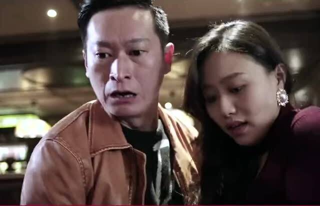 男人喝酒后直勾勾盯着你看 男人喝酒后看女人眼神