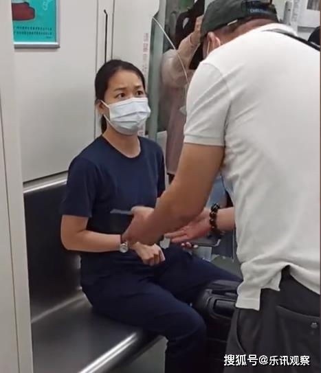 男人喜欢挨着你身体很近 男生故意站你身后贴着你