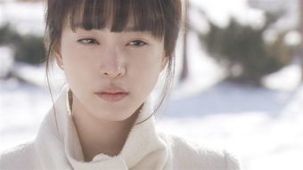 男人对眼神楚楚可怜的女人 看起来楚楚可怜的眼神