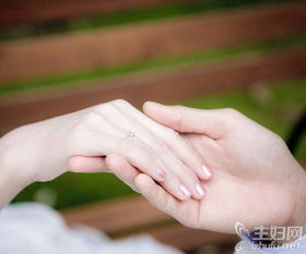 男人挽女人胳膊意味着什么 男人扶女人手臂代表什么