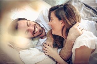 男人控制不住亲你说明什么 一个男人疯狂吻你代表什么