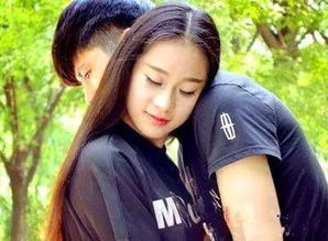 男人挠头发暗示什么 男人见到女人会不自觉地挠头