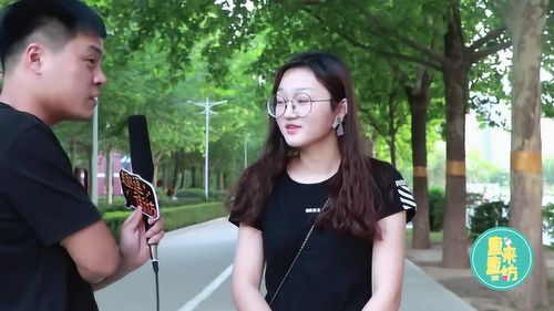 男人明目张胆的盯着女生看 男生毫不避讳的盯着女生看