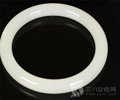 男人戴什么玉在胸前好 适合男人戴的玉图片