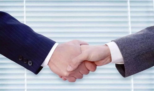 男人握紧你的手的心理 从握手判断男人喜欢你