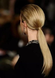 男人整理头发的动作潜意识 男人捋头发动作心理暗示