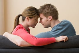 男人接喜欢的女人的电话表现 一个男人迷上你的表现