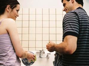 男人有困难女人主动帮忙 男人资金困难,女人帮助他