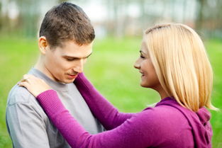 男人捋头发动作心理暗示 男生紧张时候的小动作