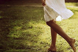 男人梦见自己赤脚走路 梦见自己走路没有穿鞋