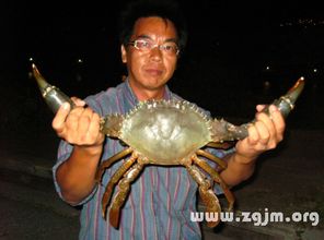 男人梦见自己捉螃蟹好大 已婚女人梦见抓到螃蟹