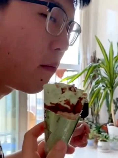 男人看到喜欢的女人抿嘴 人在什么情况下会抿嘴