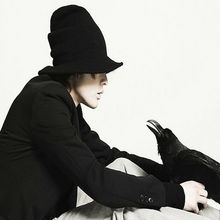 男人潜意识整理衣领心理 男人整理头发的动作潜意识