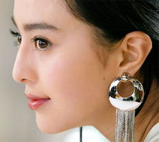 男人用鼻子蹭女人的鼻子心理 情侣鼻子碰鼻子的含义