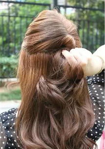 男人用手去整理女人的头发 男生在意你的头发说明