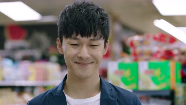 男人突然买衣服打扮自己 老公突然爱买衣服打扮