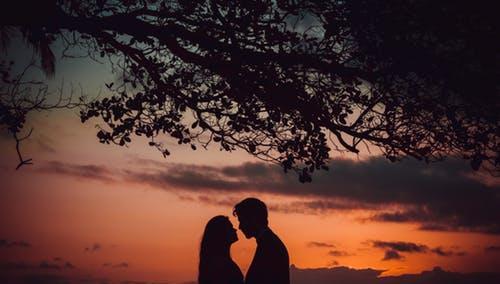 男人舍不得女人走的表现 男人不放你走代表什么