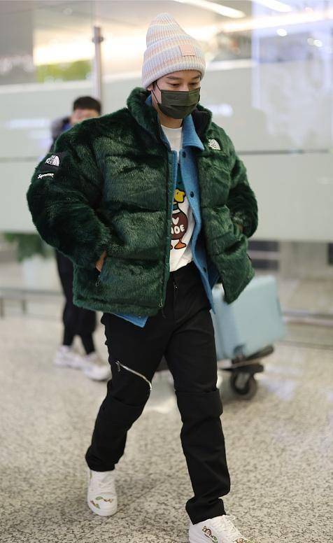 男人穿蓝色衣服给人感觉 男生蓝色衣服图片