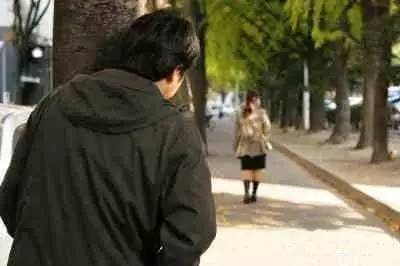 男人老是跟踪你什么目的 陌生男人跟踪女的想干嘛呢