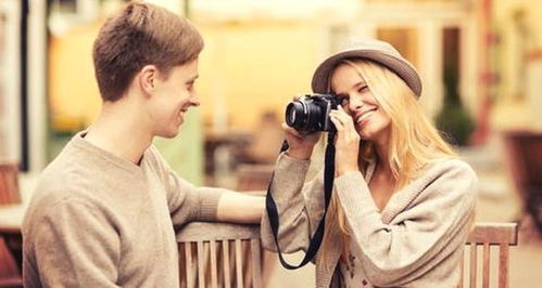 男人远远的在人群中注视女人 男人会在人群中看喜欢的人吗