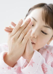 男人说话摸嘴唇的心理暗示 男性摸鼻子的心理暗示