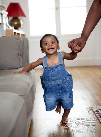 男人走八字步代表什么 男生走路外八正常吗