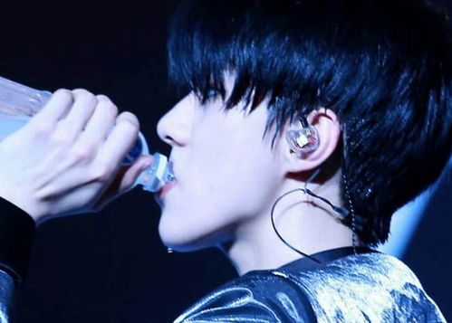 男人转身回头看的心理 男人扭头看你一眼代表什么