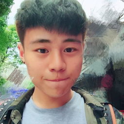 男女对视后男生抿嘴 男生下意识抿嘴唇说明什么