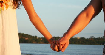 男孩子看见女生肩带的想法 打闹的时候男生握住了女生的手腕